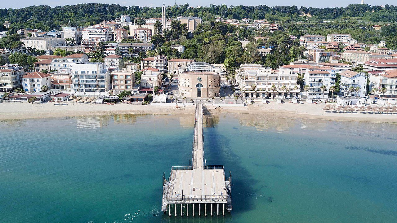 Francavilla al Mare vista dall'alto: il pontile, la spiaggia e il lungomare